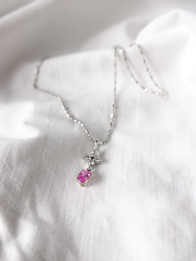 Elegante Ciondolo In Oro Bianco Con Zaffiro Rosa e Diamanti - immagine 2
