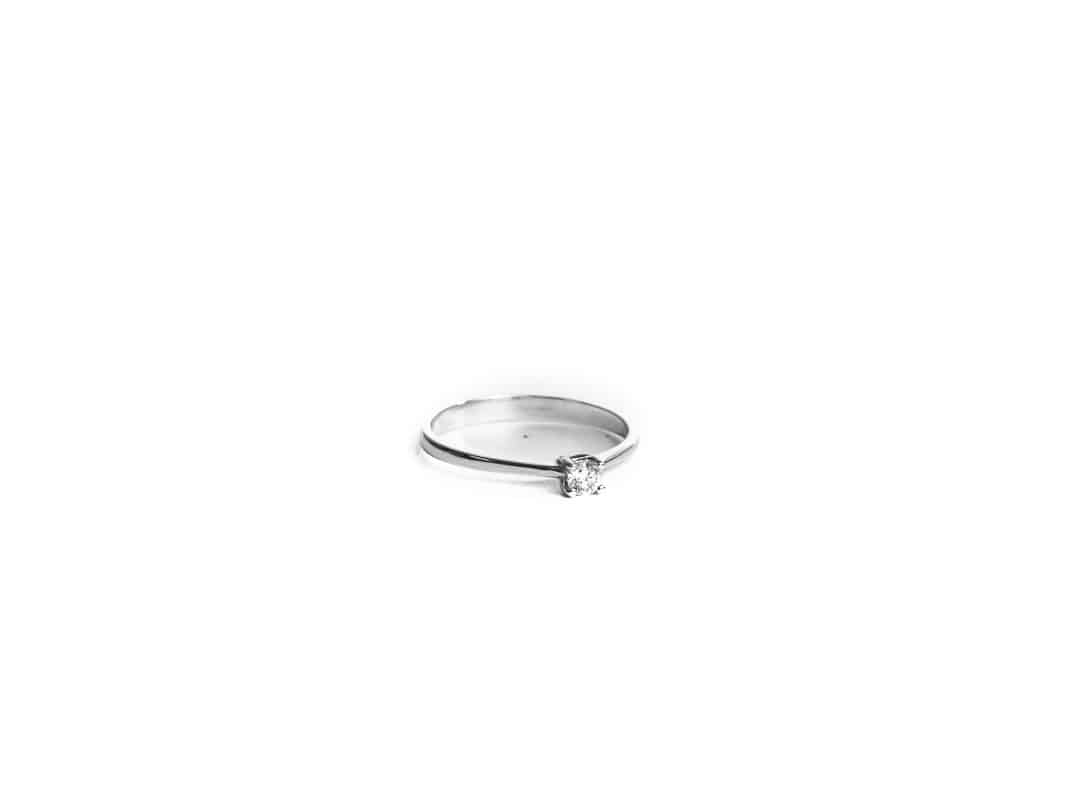 Bellissimo Solitario "in love" in Oro Bianco Diamante