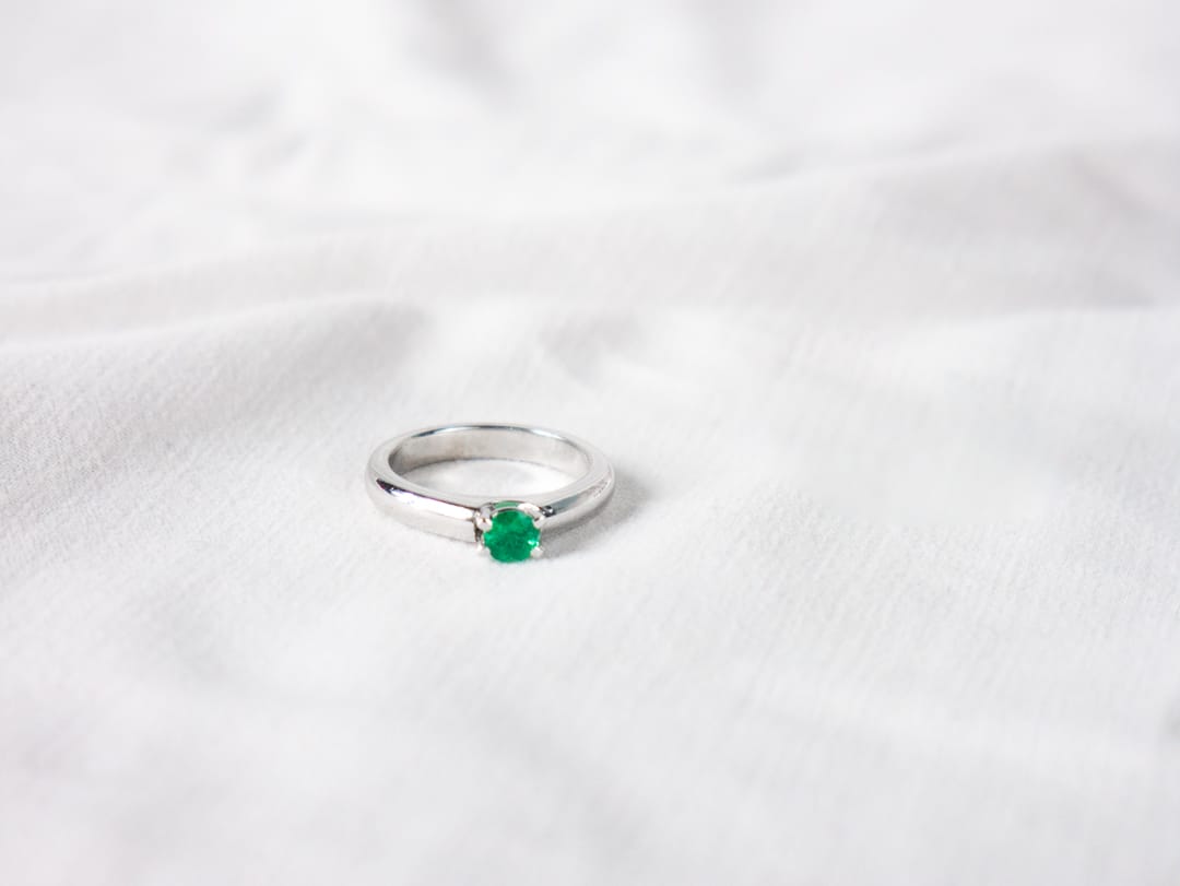 Solitario In Oro Bianco Smeraldo 30pt - immagine 2