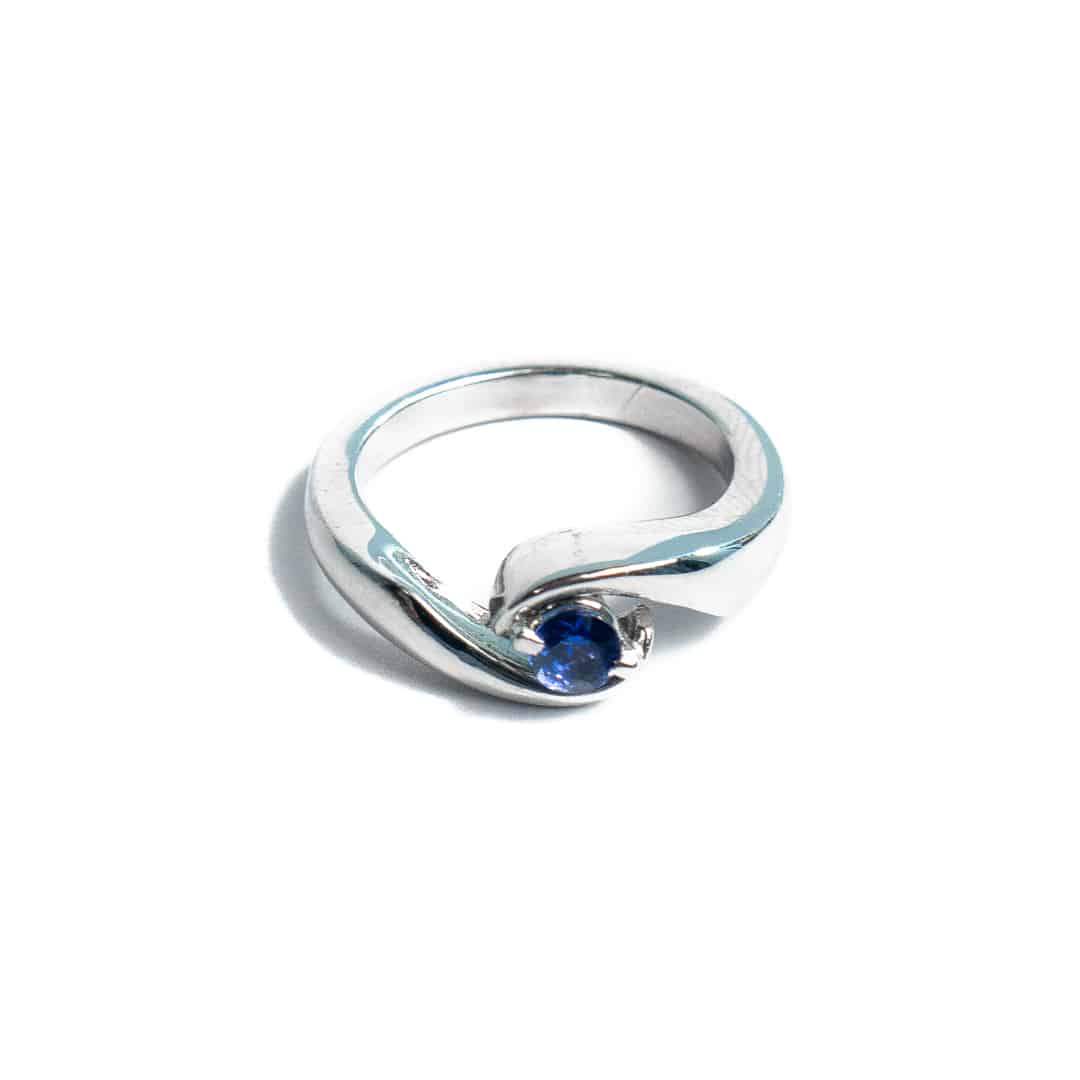 Bellissimo Solitario In Oro Bianco Zaffiro Blu 47 pt