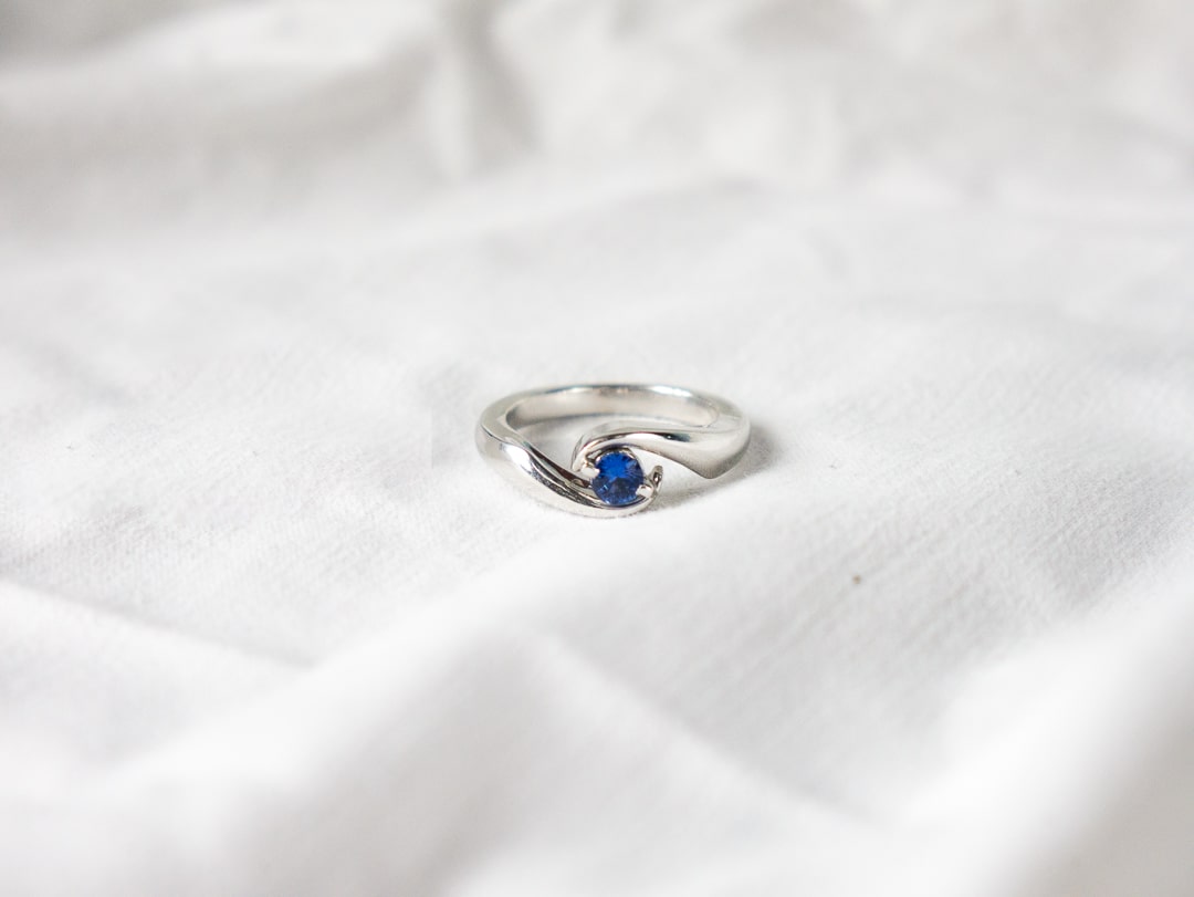 Bellissimo Solitario In Oro Bianco Zaffiro Blu 47 pt - immagine 2